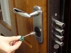 Как правильно заменить замок на металлической входной двери